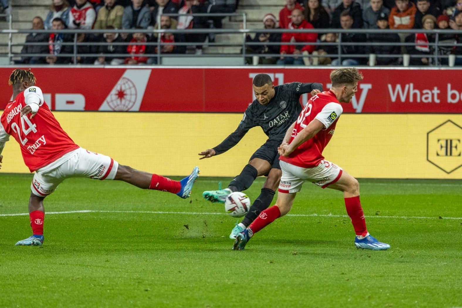 Mbappe dứt điểm trong trận PSG hạ chủ nhà Reims 3-0 ở vòng 12 Ligue 1 ngày 11/11. Ảnh: psg.fr