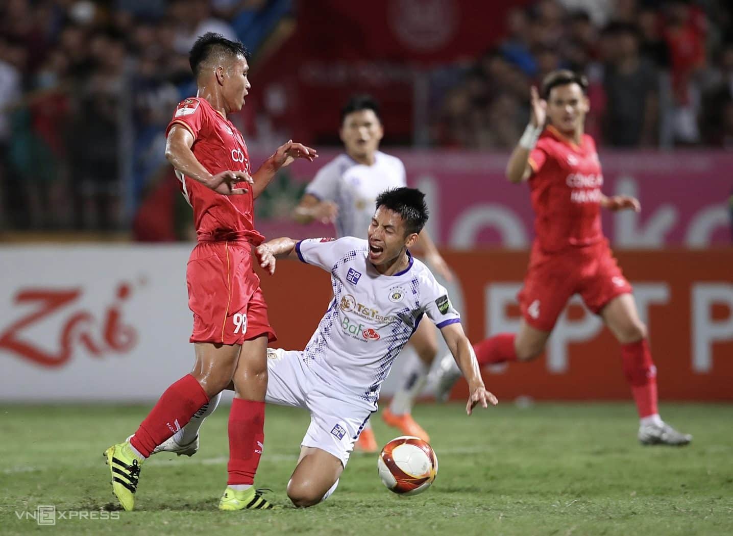 CAHN (áo đỏ) gặp Hà Nội FC (áo trắng) là một trong ba trận áp dụng VAR ở vòng ba V-League 2023-2024. Ảnh: Lâm Thoả