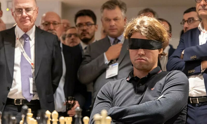 Carlsen bịt mắt trong ván đấu với Llari tại Paris, Pháp ngày 31/10/2023. Ảnh: Jeantet