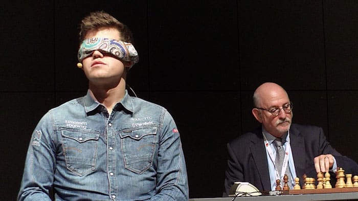 Magnus Carlsen trong ván đánh cờ mù biểu diễn tại Vienna, Áo năm 2015. Ảnh: Chess24