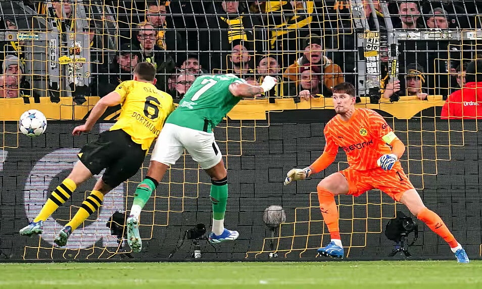 Joelinton (số 7) bỏ lỡ cơ hội trước Dortmund trên sân Signal Iduna Park, thành phố Dortmund, Đức ở lượt bốn bảng F Champions League tối 7/11/2023. Ảnh: PA