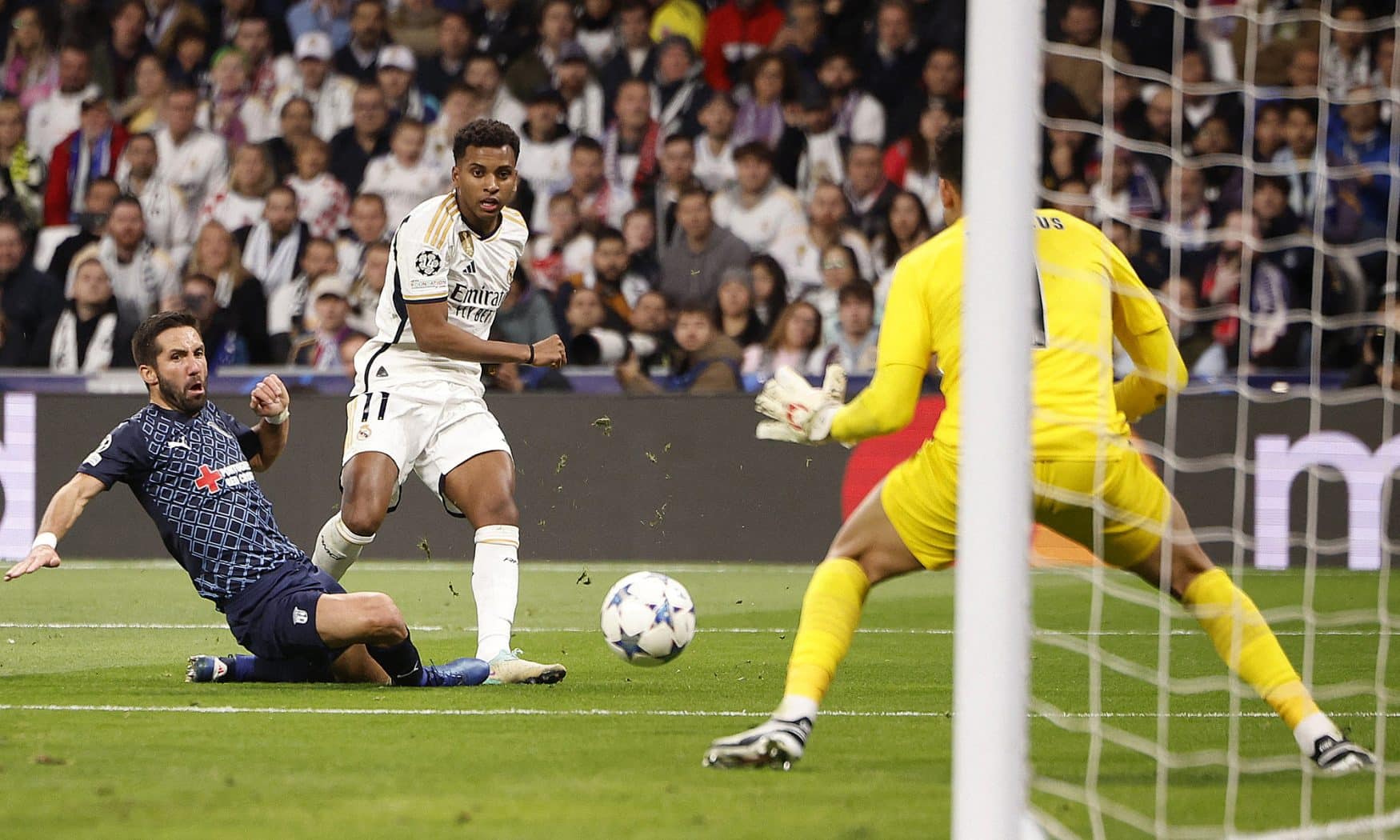 Rodrygo nâng tỷ số lên 3-0 cho Real. Ảnh: Reuters