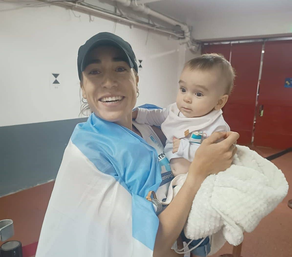 Casetta bế con gái Lina sau khi lập kỷ lục 3.000m vượt chướng ngại vật châu Mỹ. Ảnh: X / TNRunning