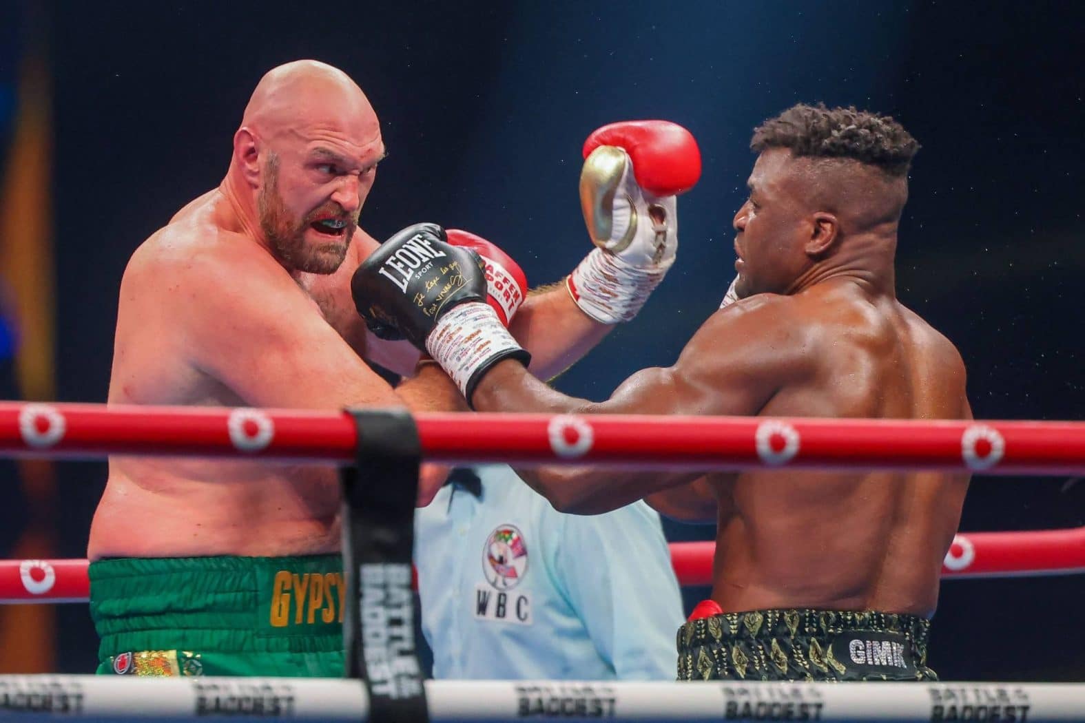 Fury (trái) trong một pha phòng thủ sau đòn đánh của Ngannou. Ảnh: AFP