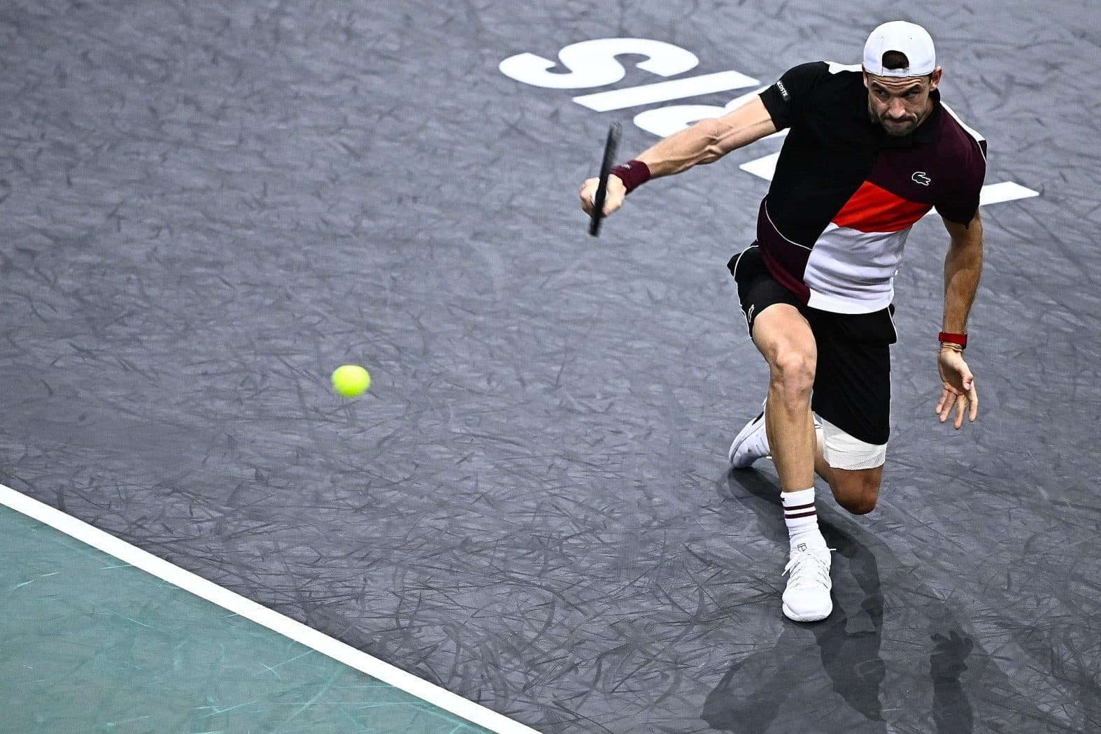 Dimitrov đánh trái tay trong trận thắng Medvedev ở Paris Masters hôm 1/11. Ảnh: ATP