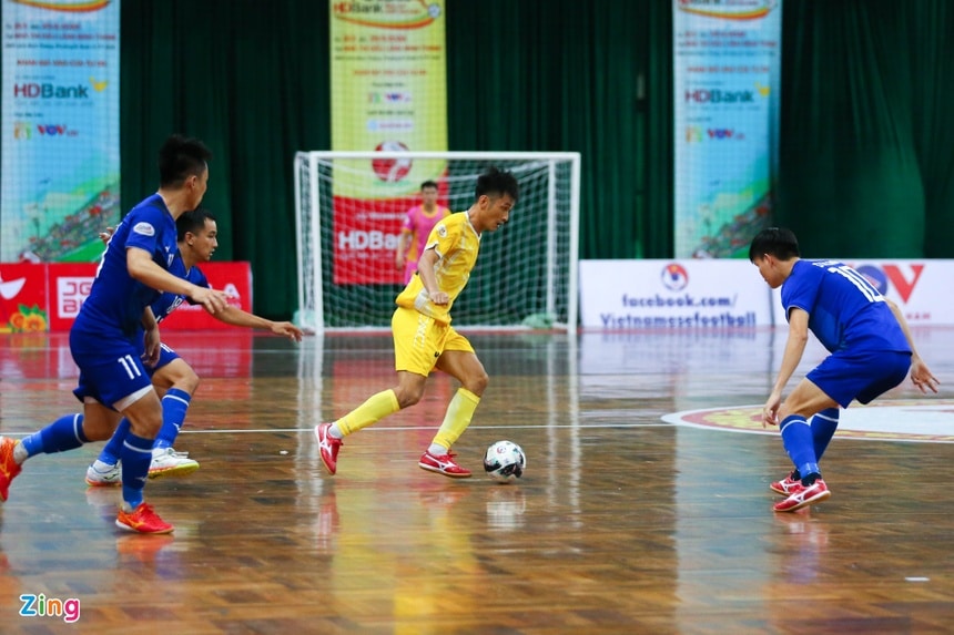 Dàn tuyển thủ futsal Việt Nam bất lực trước CLB Sài Gòn - Bóng Đá