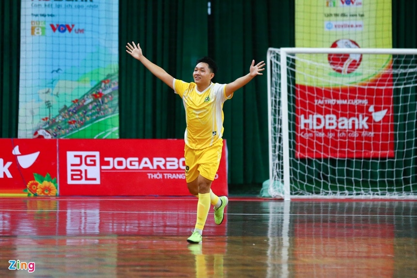 Dàn tuyển thủ futsal Việt Nam bất lực trước CLB Sài Gòn - Bóng Đá