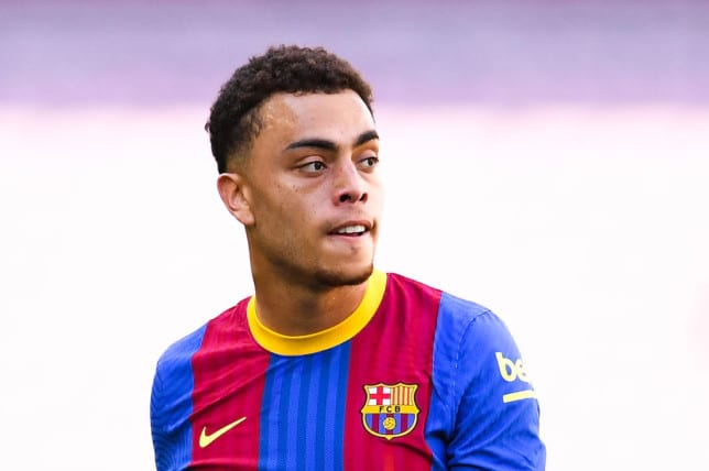 Arsenal make approach to sign Barcelona right-back Sergino Dest - Bóng Đá