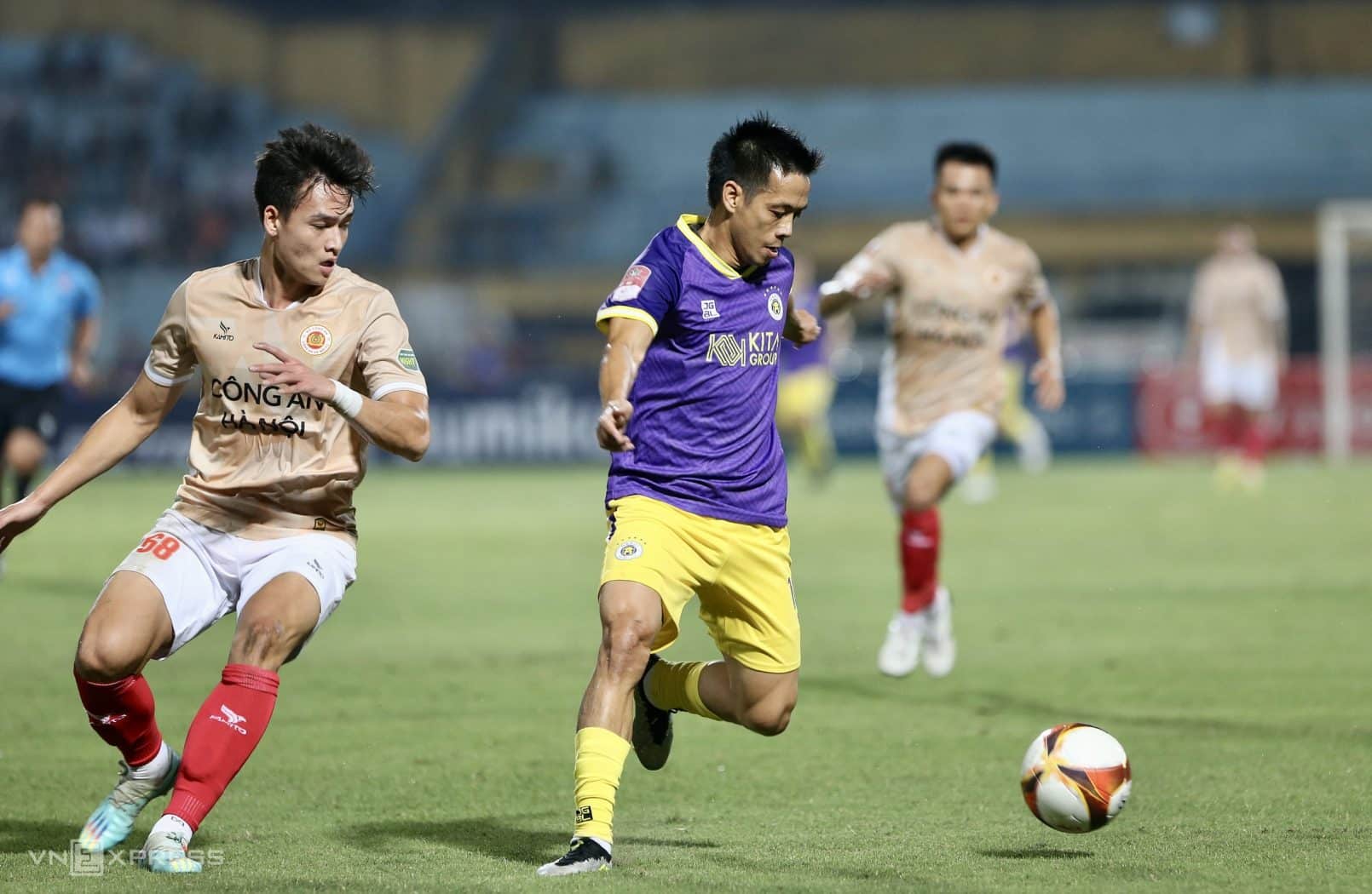 Văn Quyết (áo tím) bế tắc trong tìm đường vào khung thành Filip Nguyễn. Ảnh: Hiếu Lương