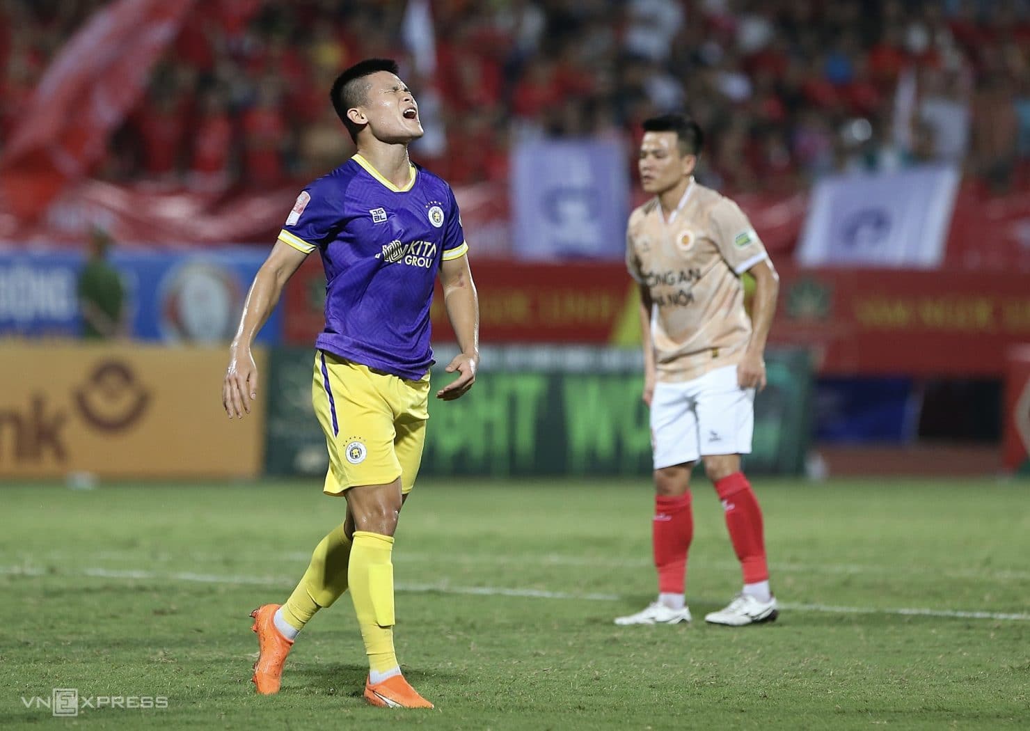 Phạm Tuấn Hải tiếc nuối khi bỏ lỡ cơ hội ghi bàn cho Hà Nội FC trước CAHN trong hiệp một. Ảnh: Hiếu Lương