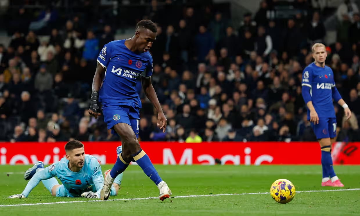 Tiền đạo Nicolas Jackson đệm vào lưới ghi bàn ấn định thắng lợi 4-1 cho Chelsea. Ảnh: Guardian