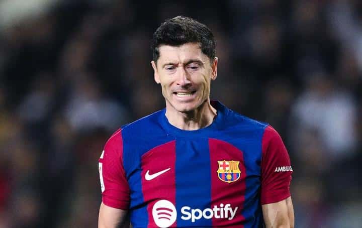 Friction between Lewandowski and Yamal! Barcelona striker rages at teenager and refuses handshake - Bóng Đá