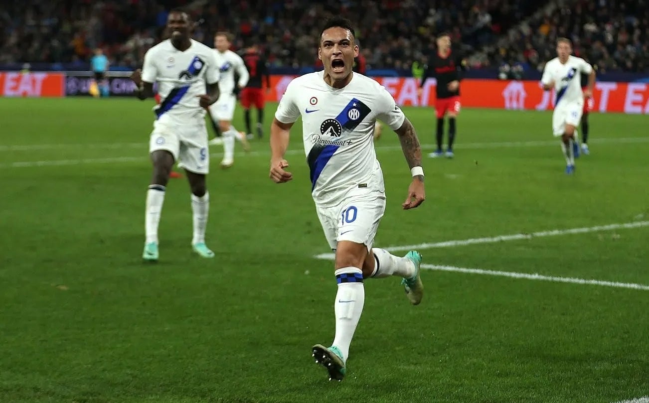Martinez (số 10) mừng bàn duy nhất ở trận đấu trên sân Salzburg. Ảnh: Reuters