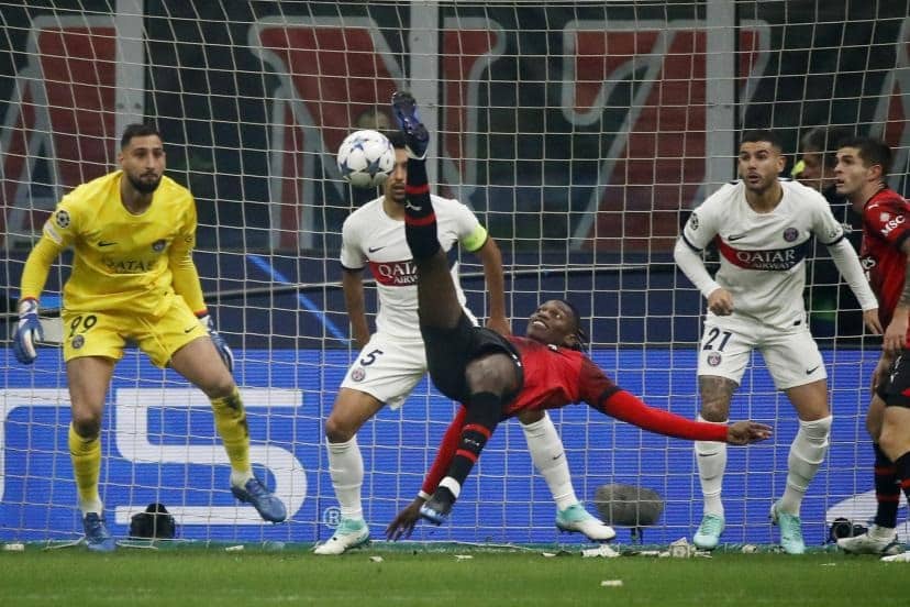 Leao vô lê cắt kéo ghi bàn trong trận Milan 2-1 PSG ở lượt thứ tư bảng F Champions League diễn ra tối 7/11, trên sân San Siro. Ảnh: LEquipe