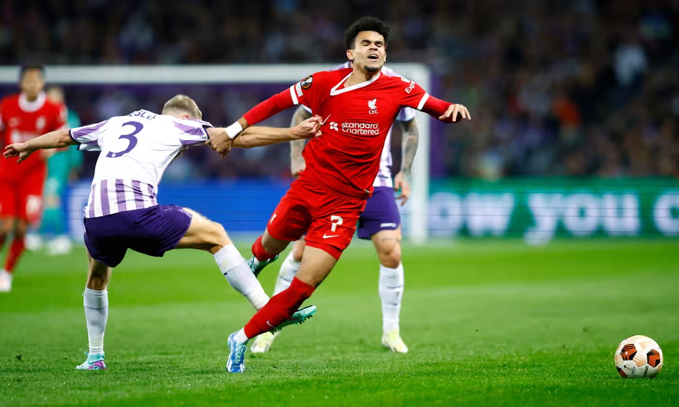 Tiền vệ Liverpool bị kéo ngã ở trận Toulouse gặp Liverpool tại lượt bốn bảng E Europa League tại Pháp tối 9/11/2023. Ảnh: