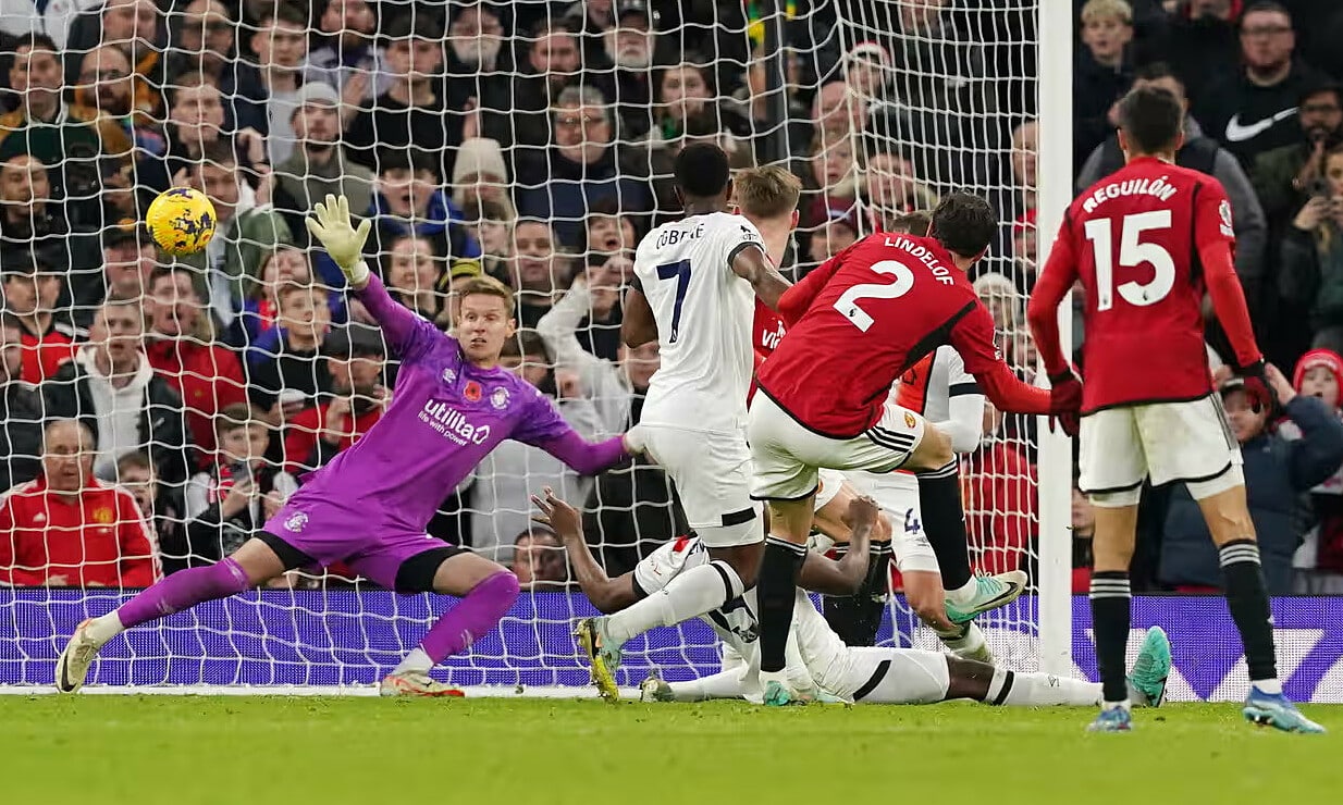 Lindelof (số 2) ghi bàn duy nhất trận. Ảnh: PA