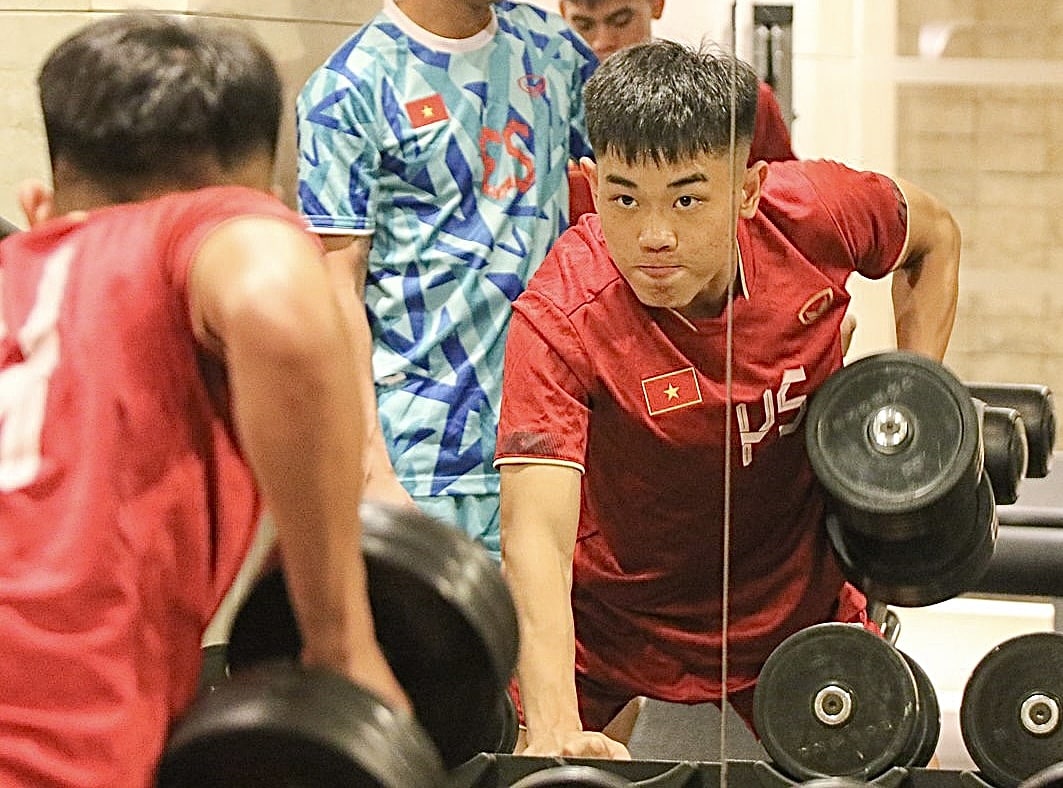 Tiền đạo Nguyễn Đình Bắc tập gym sáng 14/11 tại khách sạn đội tuyển đóng quân. Ảnh: VFF