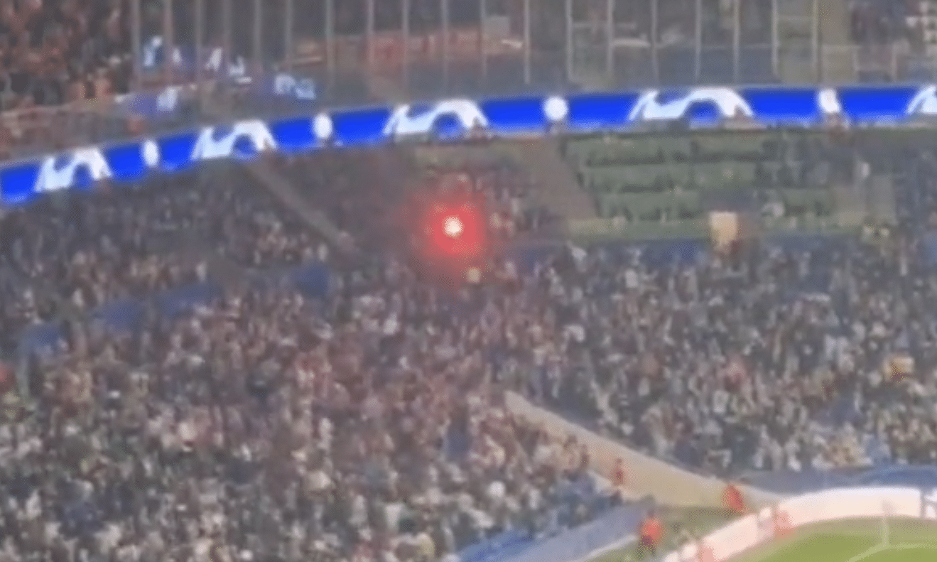 CĐV Benfica ném pháo sáng về khán giả Sociedad, trên sân Anoeta, thành phố San Sebastian, xứ Basque, Tây Ban Nha, tại lượt bốn bảng D Champions League tối 8/11/2023. Ảnh: chụp màn hình