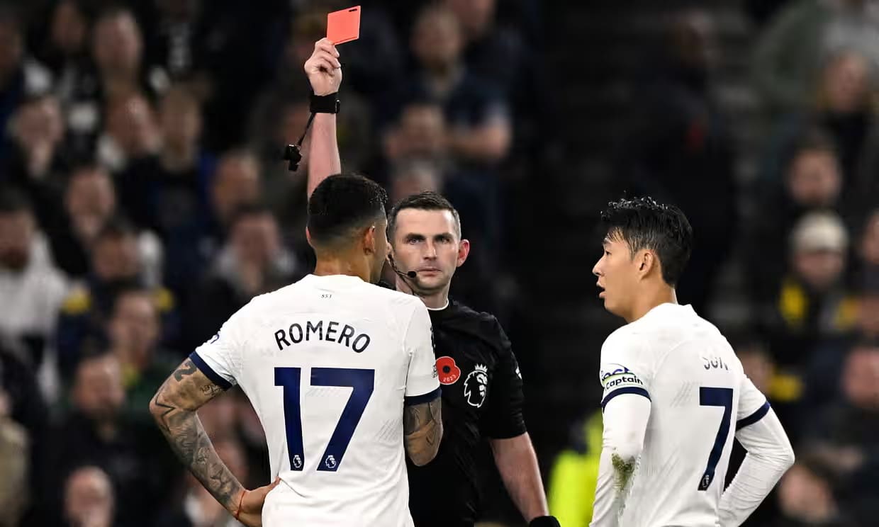 Trọng tài Oliver rút thẻ đỏ, truất quyền thi đấu của Romero. Ảnh: Reuters