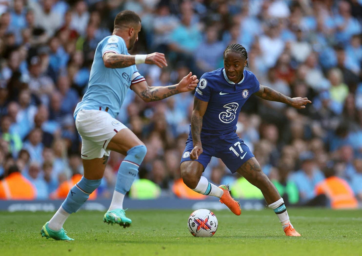 Raheem Sterling đối đầu Kyle Walker trong lần chạm trán gần đây giữa Man City và Chelsea. Ảnh: Reuters