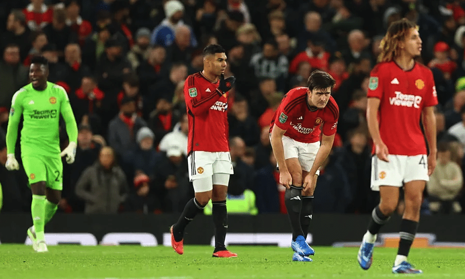 Man Utd bị CĐV la ó khi trận đấu kết thúc. Ảnh: Reuters