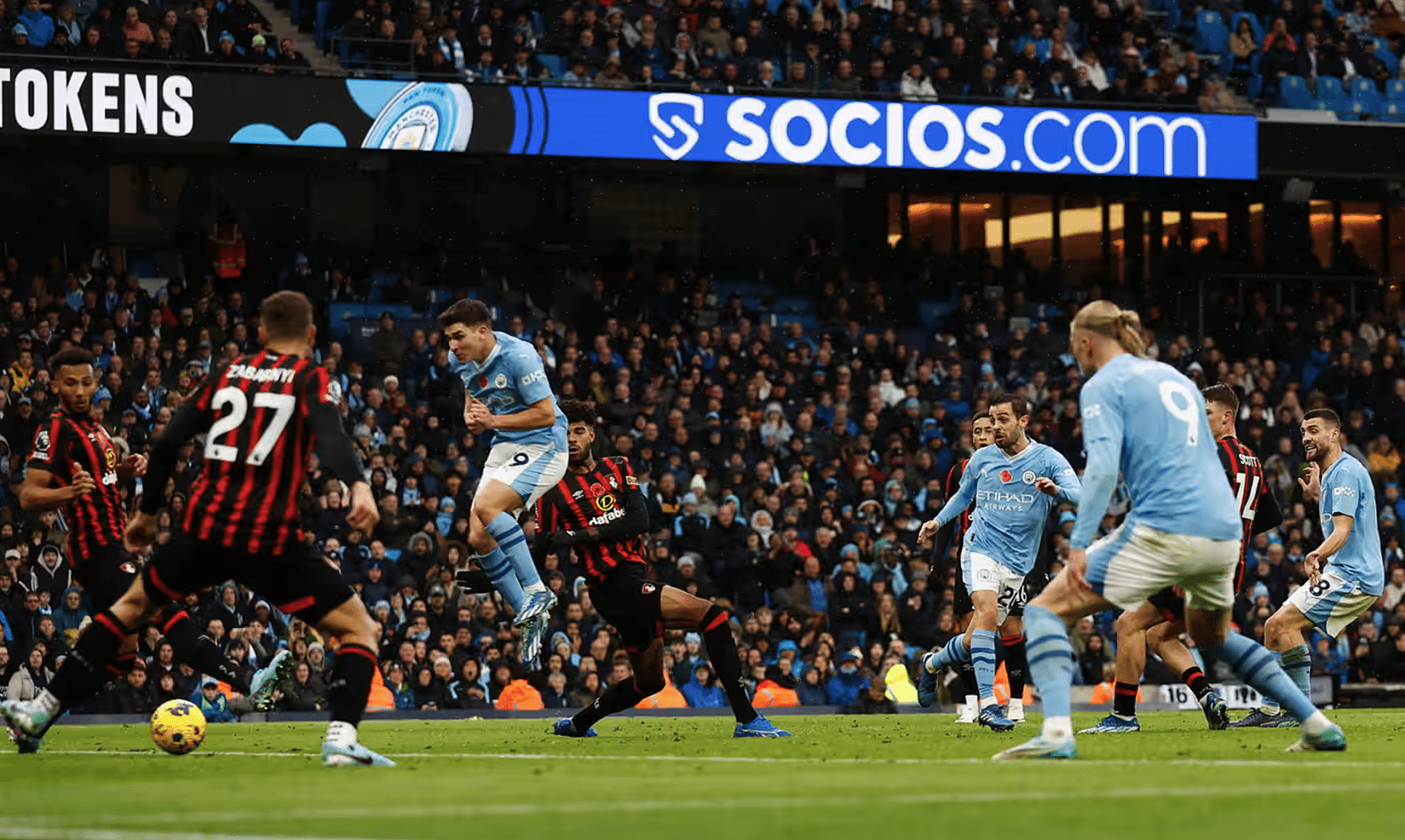 Silva ghi bàn thứ hai cho Man City. Ảnh: Reuters