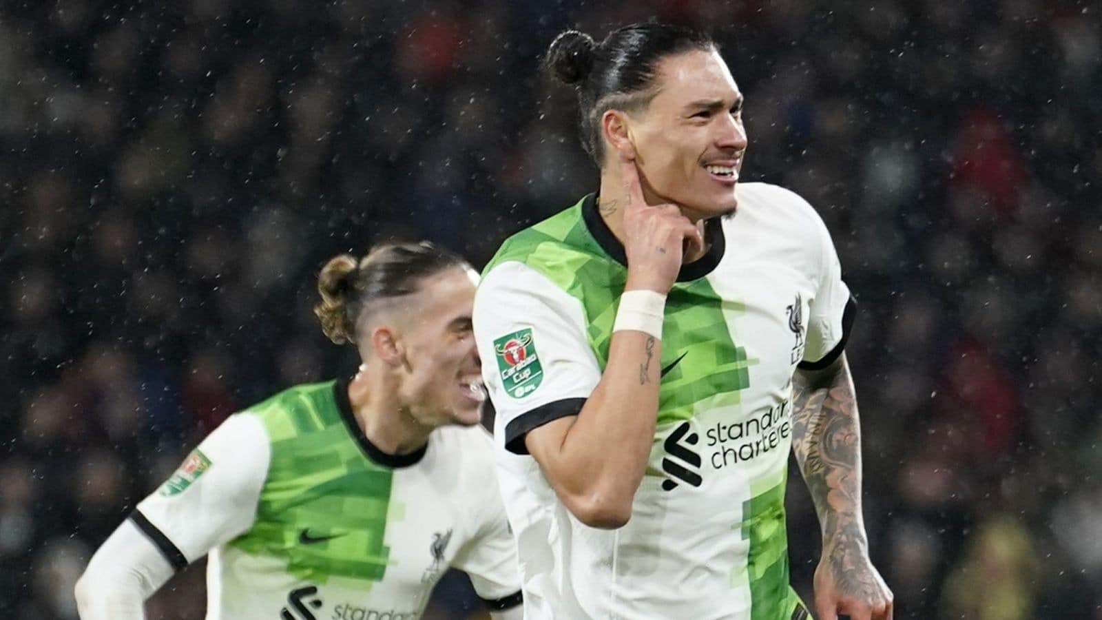 Nunez (phải) mừng bàn ấn định chiến thắng 2-1 trên sân Bournemouth. Ảnh: Sky
