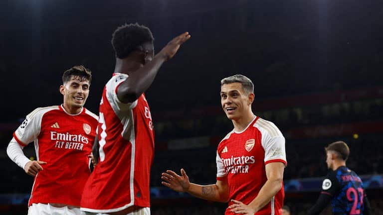 Troussard (phải) và Saka mừng bàn mở tỷ số cho Arsenal. Ảnh: Reuters