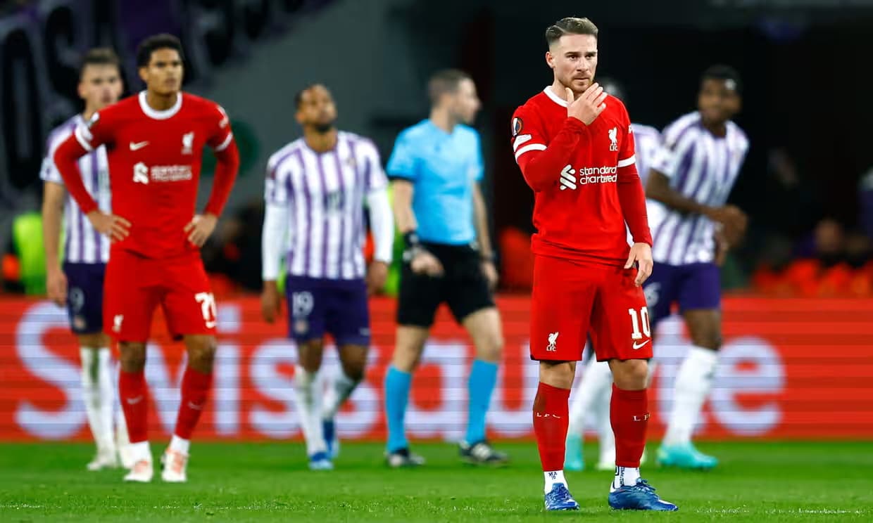 Tiền vệ Mac Allister (số 10) buồn bã sau khi Liverpool thua Toulouse tại lượt bốn bảng E Europa League tại Pháp tối 9/11/2023. Ảnh: Reuters