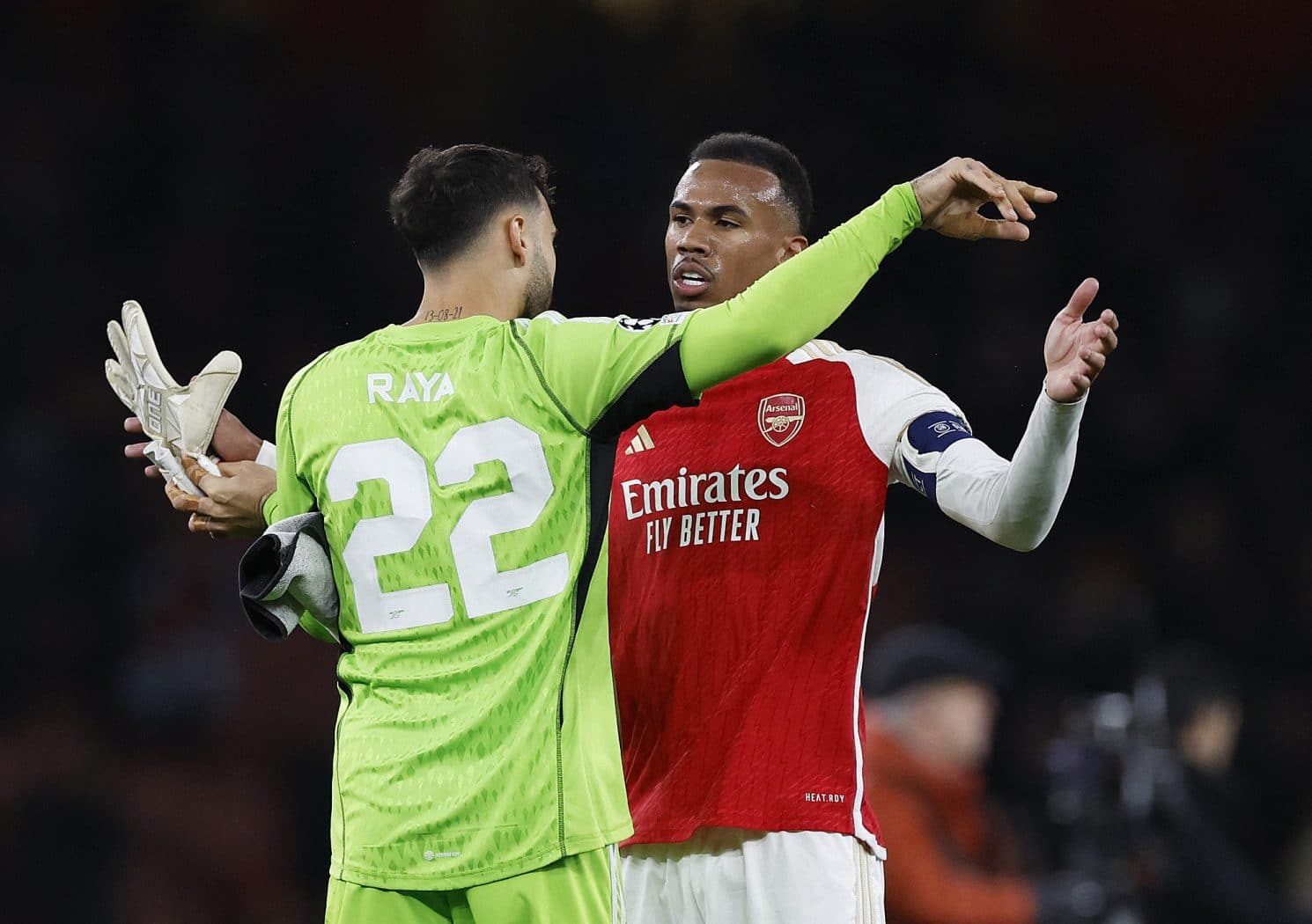 Trung vệ Gabriel và thủ thành Arsenal Raya trong trận thắng Sevilla 2-0 hôm 9/11. Ảnh: Reuters