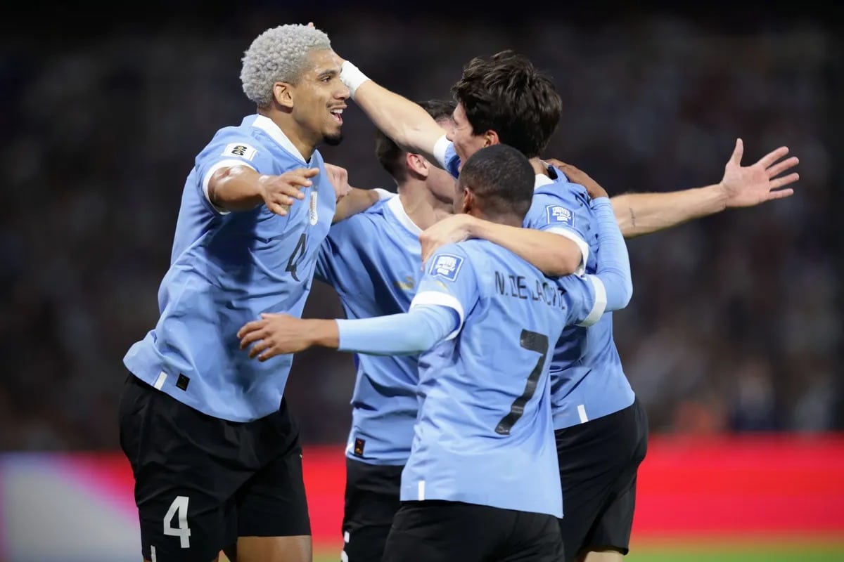 Cầu thủ Uruguay mừng bàn mở tỷ số của Araujo (số 4) trên sân La Bombonera hôm 16/11. Ảnh: El Pais