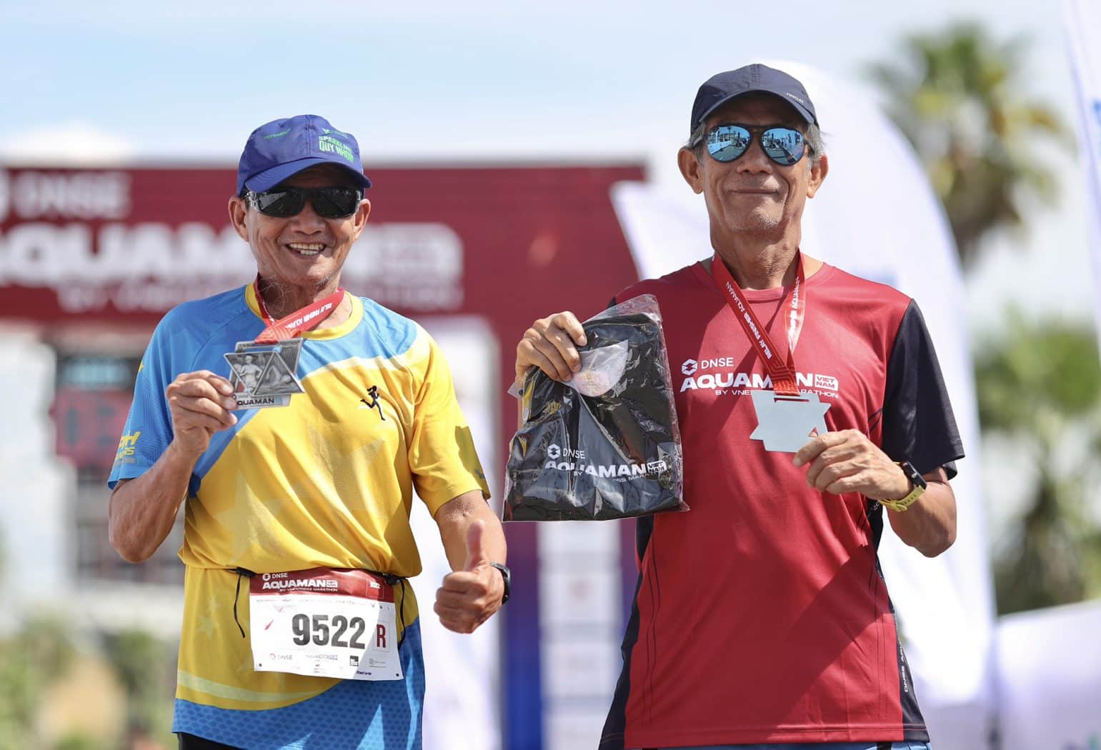 Ông Phạm Quốc Lương (trái) và ông Dương Quang Đạt tại vạch đích đường chạy DNSE Aquaman Vietnam 2023, Phan Thiết, sáng 29/10. Ảnh: AV