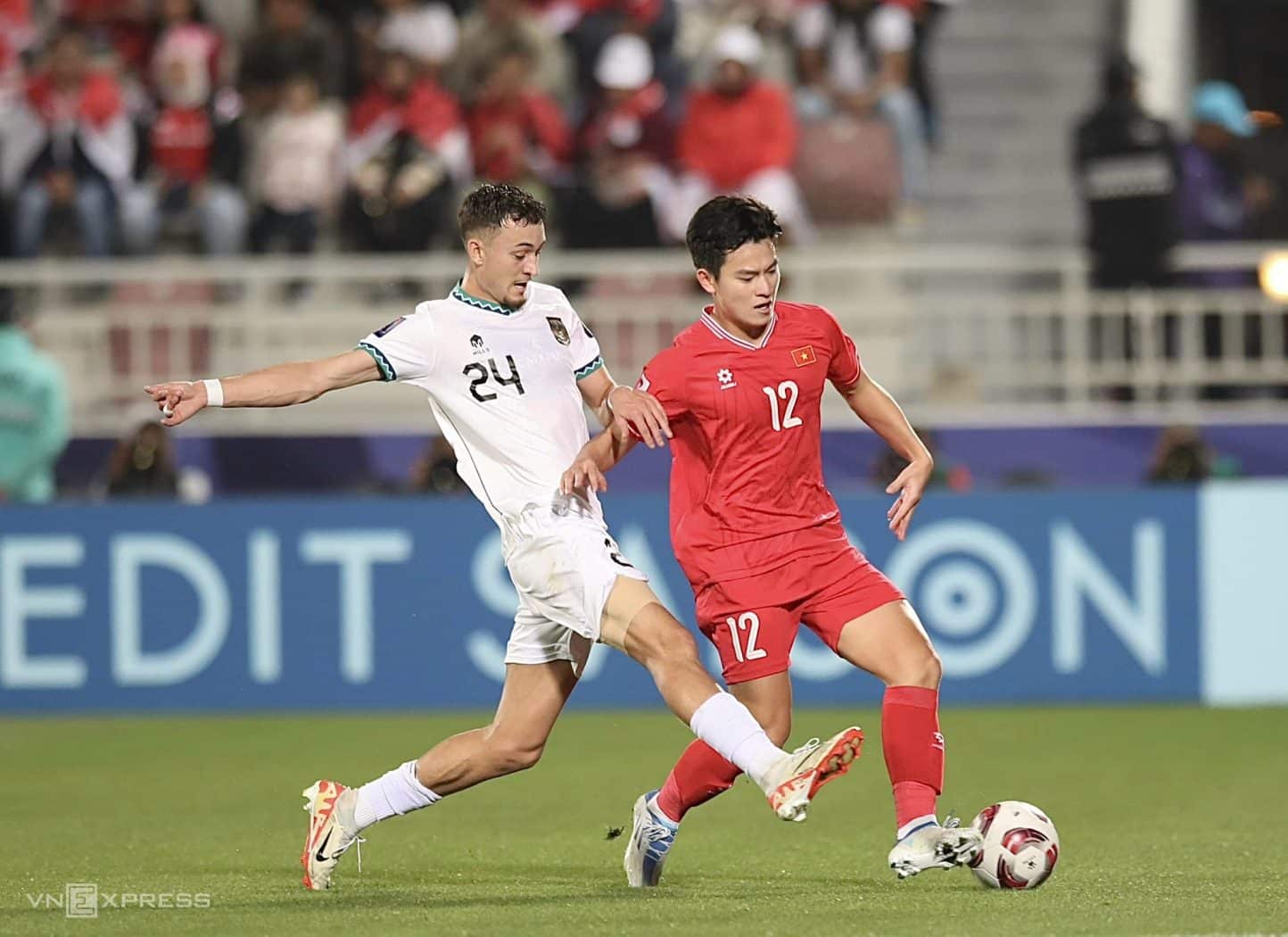 Tiền vệ Ivar Jenner (áo trắng) tranh chấp với hậu vệ Phan Tuấn Tài trong trận Indonesia thắng Việt Nam 1-0 ở vòng bảng Asian Cup 2023. Ảnh: Lâm Thoả